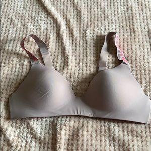 VS t-shirt lightly lined wireless 38B bra